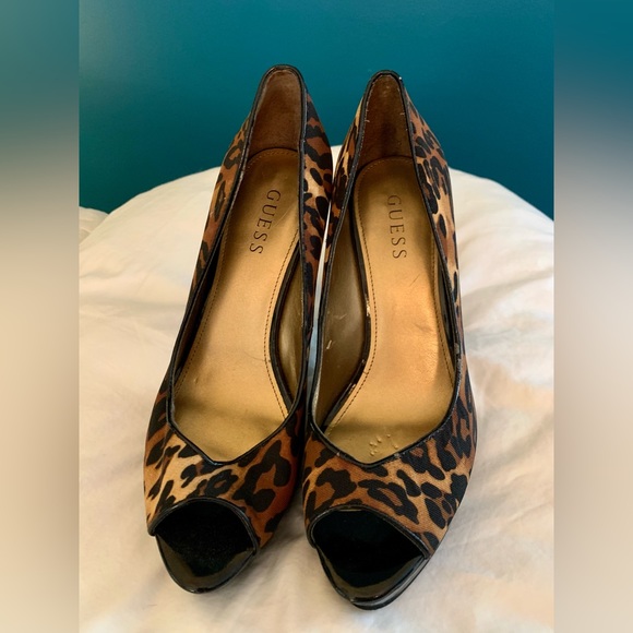 Guess peep toe leopard print heels - Picture 2 of 3
